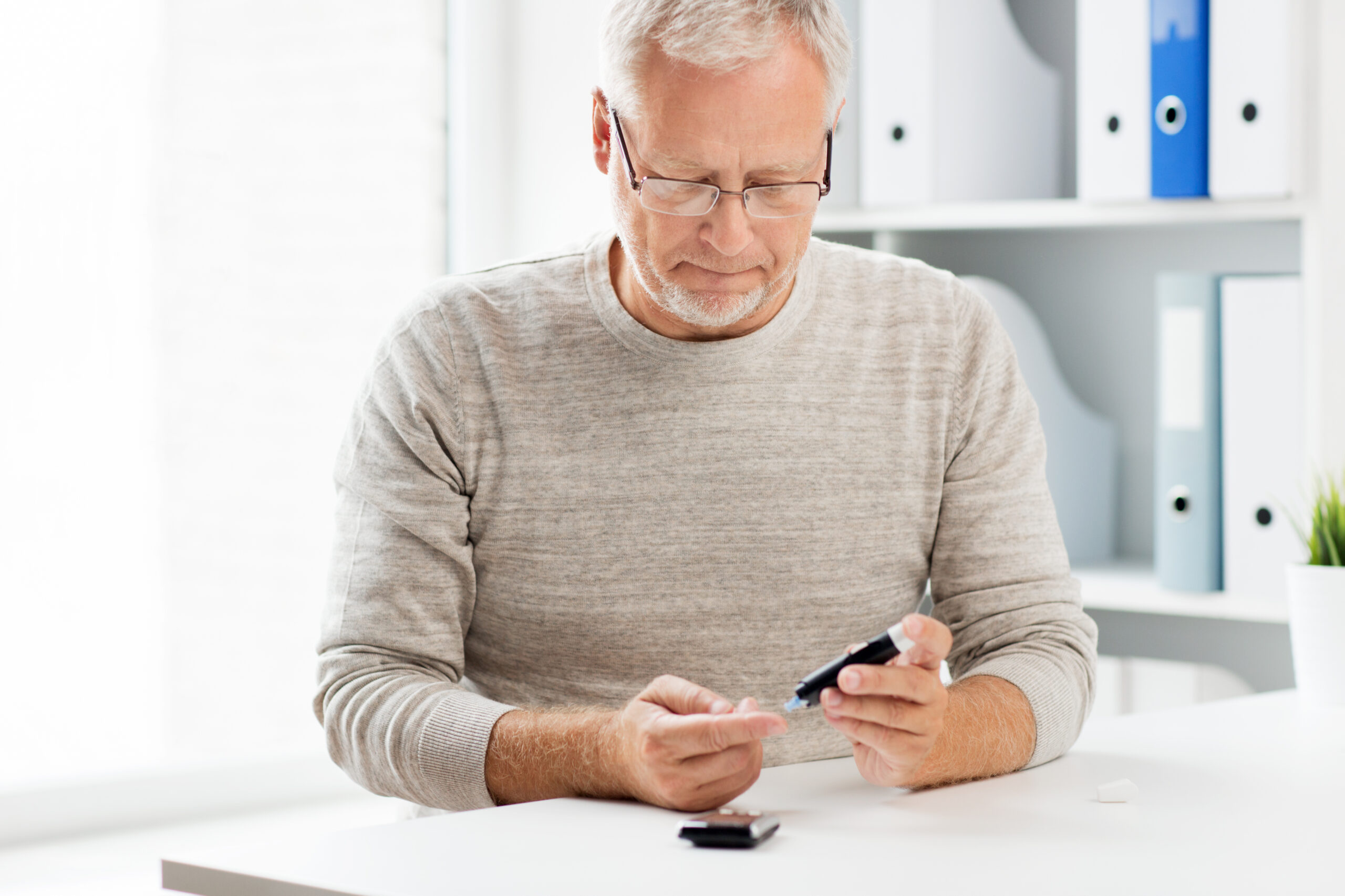 Elderly diabetes patient utilizing blood sugar monitoring device